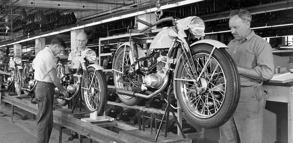 foto a blanco y negro de centro de fabricación Harley Davidson, con trabajadores armando las motocicletas