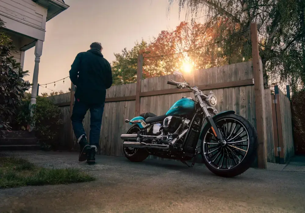 Moto Harley-Davidson Breakout estilo cruiser